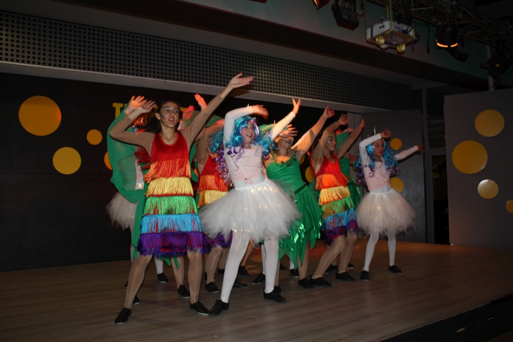 Nachwuchsgarde mit einem farbenfrohen Tanz