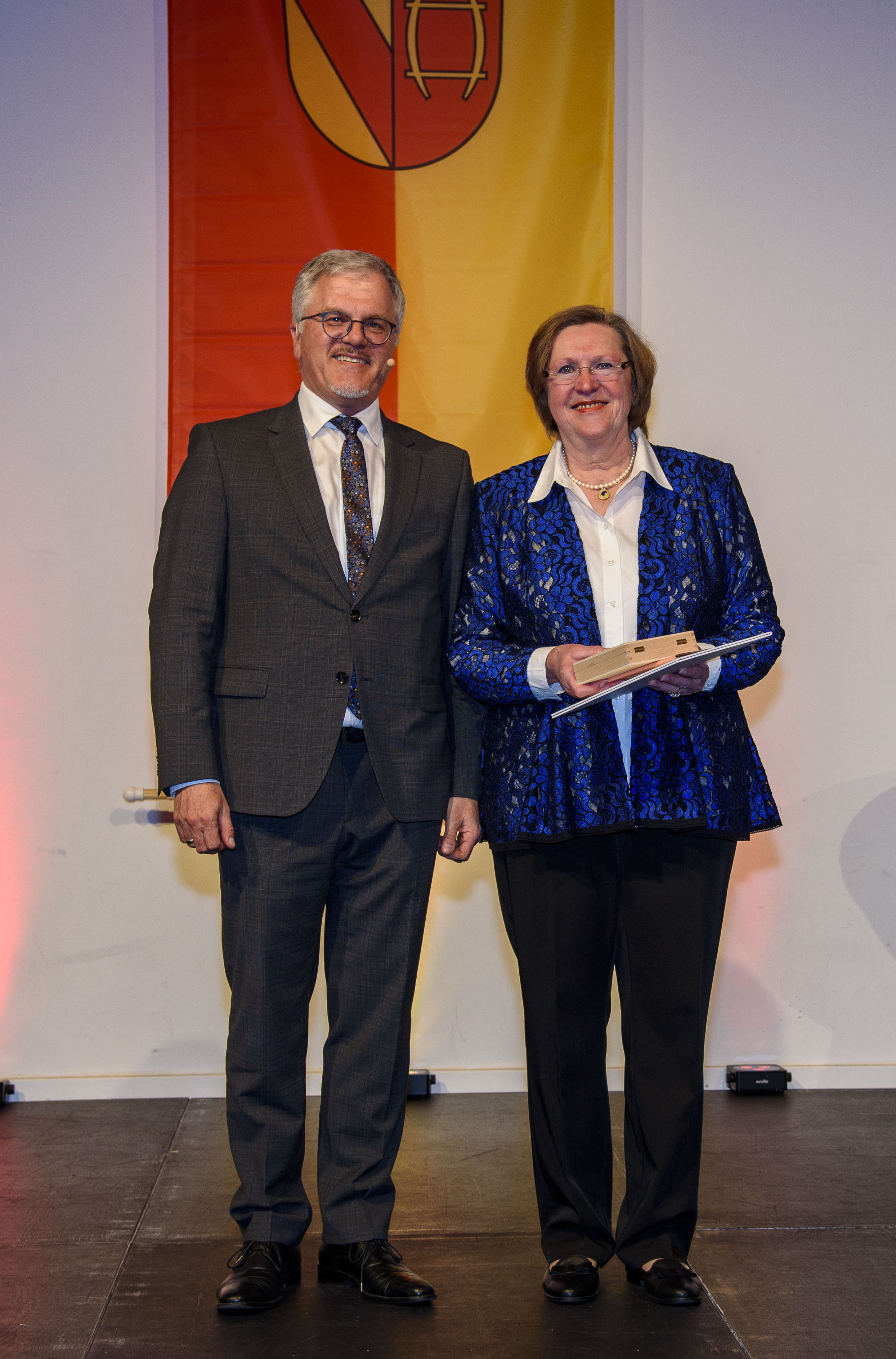Marianne Schneider bei der Übergabe der goldenen Ehrennadel gemeinsam mit dem Oberbürgermeister Hans Jürgen Pütsch.