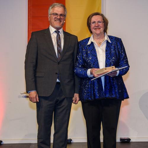 Marianne Schneider bei der Übergabe der goldenen Ehrennadel zusammen mit Oberbürgermeister Hans Jürgen Pütsch
